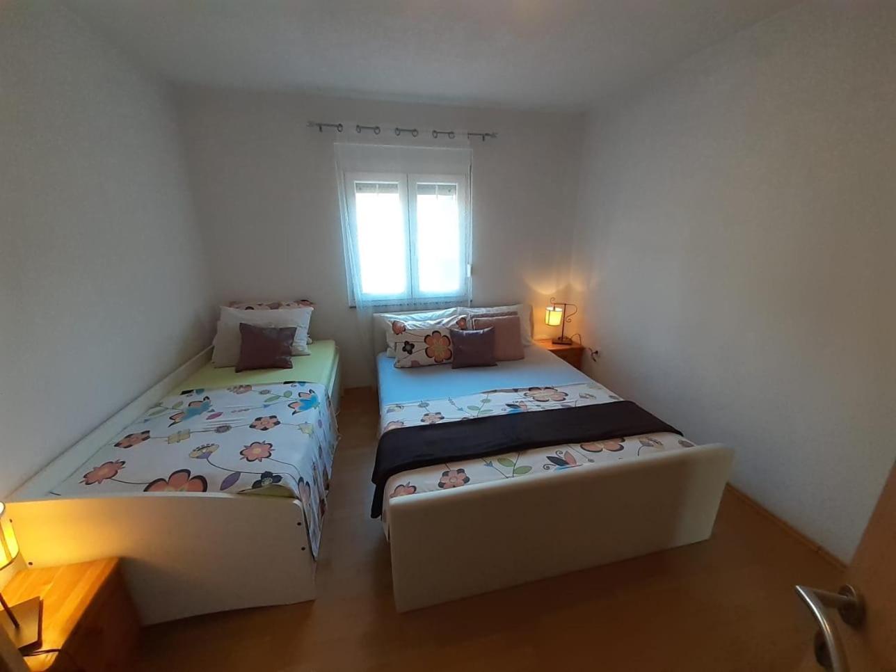 Apartments With A Parking Space Vodice - 13973 Rom bilde